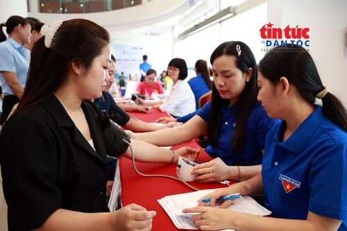 Kiểm tra sức khỏe người lao động trước khi hiến máu.