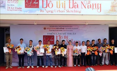Các họa sĩ có tác phẩm tham dự triển lãm nhận hoa chúc mừng của Ban tổ chức tại triển lãm.