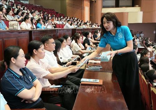 Cán bộ Bảo hiểm xã hội tỉnh Bắc Ninh phát tài liệu tuyên truyền, phổ biến chính sách bảo hiểm xã hội, bảo hiểm y tế cho đại diện các doanh nghiệp tham dự Hội nghị.