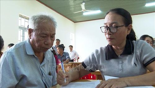 Thành viên Tổ hỗ trợ trực tiếp hướng dẫn người dân hoàn thiện hồ sơ, thủ tục cấp Giấy chứng nhận quyền sử dụng đất lần đầu tại khu dân cư.