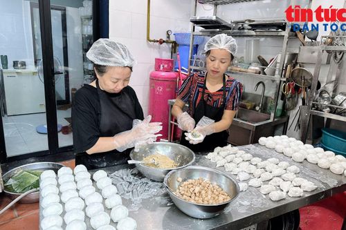 Tổ bếp đang làm món gói giò hoa ngũ sắc.