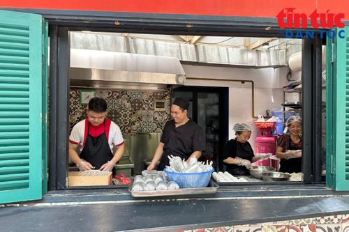 Thay vì đẩy giá theo chi phí đầu vào, Nhà hàng Bể Cá lựa chọn duy trì mức giá cũ; đồng thời đưa ra nhiều mâm cỗ có giá dưới 1 triệu đồng để phù hợp hơn với nhu cầu thị trường.