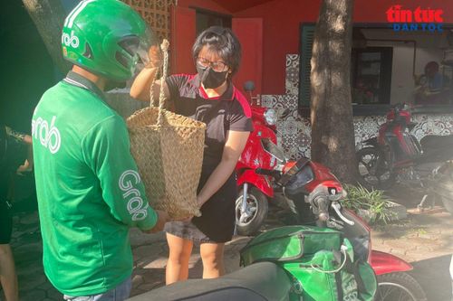 Nhân viên của Nhà hàng Bể Cá giao đồ ăn cho khách đặt vào chiều 26/8.