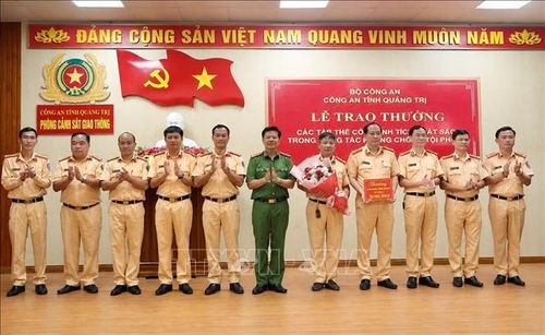 Thừa ủy quyền của Chủ tịch UBND tỉnh Quảng Trị, Đại tá Lê Phương Nam, Phó Giám đốc Công an tỉnh trao thưởng đột xuất cho tập thể Phòng Cảnh sát giao thông vì thành tích phá chuyên án ma túy. Ảnh: TTXVN phát