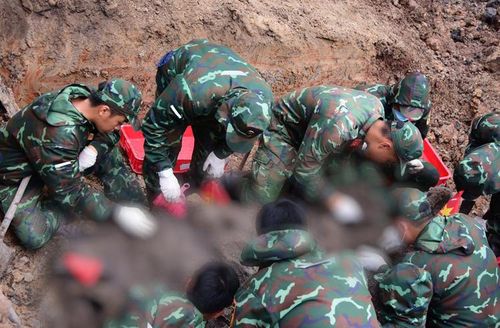 Lực lượng tham gia tìm kiếm hài cốt liệt sĩ tại khu B, Công viên Lê Thị Riêng.
