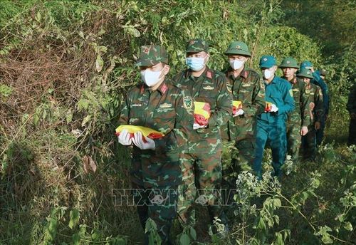 Đội tìm kiếm, quy tập hài cốt liệt sĩ, Bộ Chỉ huy Quân sự tỉnh Khánh Hòa vượt rừng đưa hài cốt liệt sĩ được tìm thấy về Đài Liệt sĩ xã Vạn Ninh.