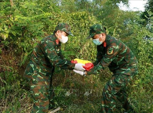 Đội Tìm kiếm, quy tập hài cốt liệt sĩ, Bộ Chỉ huy Quân sự tỉnh Khánh Hòa vượt rừng đưa hài cốt liệt sĩ được tìm thấy về Đài Liệt sĩ xã Vạn Ninh.