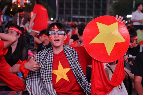 Người hâm mộ trang bị đầy đủ các vật dụng để cổ vũ cho đội nhà.