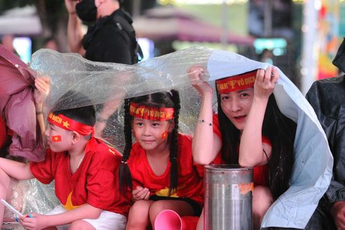 Cơn mưa không làm giảm tình yêu bóng đá và sự cuồng nhiệt của người hâm mộ thành phố.