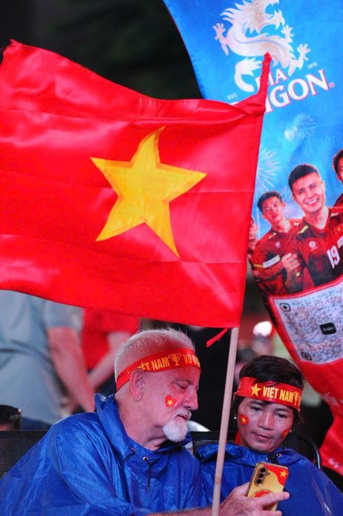 Những lá cờ đỏ sao vàng nổi bật giữa trung tâm TP Hồ Chí Minh.