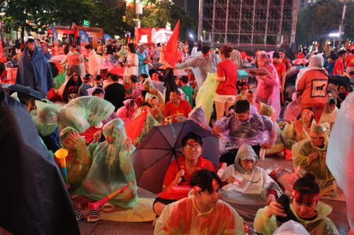 Cổ động viên kiên nhẫn chờ đợi trận đấu dù thời tiết tại TP Hồ Chí Minh không thuận lợi.