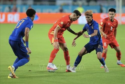 Pha đi bóng của Hoàng Hên. Ảnh: Minh Quyết/TTXVN