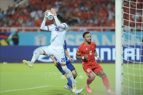 Pha bắt bóng chính xác của thủ thành bên phía Thái Lan. Ảnh: Minh Quyết/TTXVN