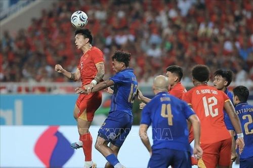 Pha bật cao đánh đầu của Đoàn Văn Hậu. Ảnh: Minh Quyết/TTXVN