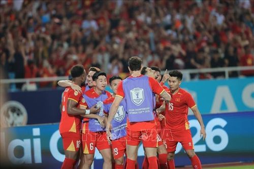 Đội tuyển Việt Nam ăn mừng bàn thắng san bằng tỷ số 1 - 1 của Đỗ Hoàng Hên ở phút 52. Ảnh: Minh Quyết/TTXVN