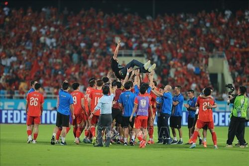 Các tuyển thủ Việt Nam phấn khích tung bổng HLV Kim Sang Sik. Ảnh: Minh Quyết/TTXVN