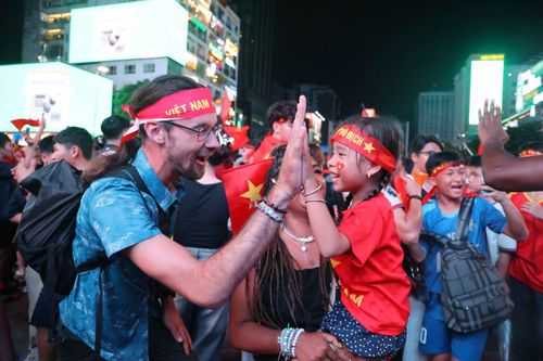 Một gia đình người nước ngoài hoà chung niềm vui với người dân Việt Nam.
