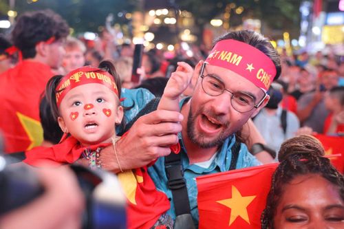 Người dân và du khách nước ngoài cùng hô vang “Việt Nam vô địch”.