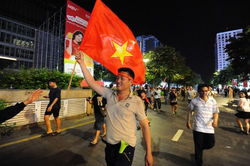 Người dân xuống đường ăn mừng đội tuyển Việt Nam vô địch ASEAN Cup 2026.
