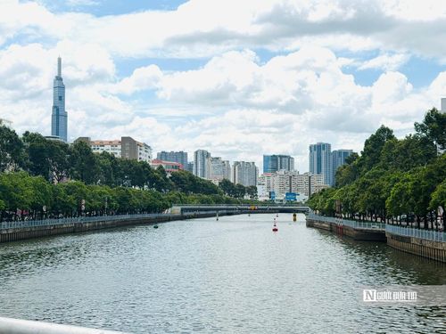 Kênh Nhiêu Lộc - Thị Nghè từng là một trong những dòng kênh đen, tuy nhiên sau khi được Tp.HCM cải tạo, hiện nay đây là một con kênh sạch đẹp bậc nhất của thành phố. Không chỉ tạo tuyến lưu thông 2 bên bờ, không gian cây xanh, công viên cũng là nơi phục vụ người dân.