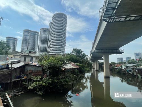 Tp.HCM đặt mục tiêu đến năm 2030 hoàn thành di dời 41.540 căn nhà trên và ven sông, kênh, rạch. Để thực hiện, thành phố dự kiến triển khai 115 dự án chỉnh trang đô thị tại 53 phường, xã, với tổng vốn khoảng 396.875 tỷ đồng. Trong ảnh là khu nhà ven kênh Rạch Văn Thánh, nằm sát bên những khu đô thị, khu dân cư sầm uất.