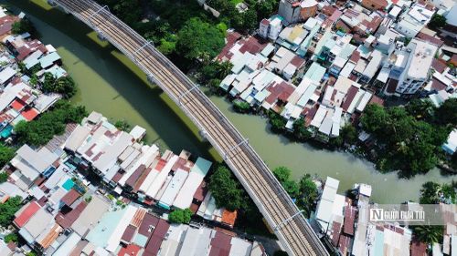 Những căn nhà ven Rạch Văn Thánh có tuyến metro đi ngang.