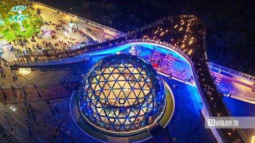 Từ đài vọng cảnh, người dân có thể quan sát không gian mặt nước sông Trà Khúc và khu vực hai bên bờ. Đặc biệt, từ khi đập dâng hạ lưu sông Trà Khúc đi vào hoạt động, đoạn sông qua khu vực trung tâm có thêm mặt nước, góp phần tạo cảnh quan rộng mở hơn.