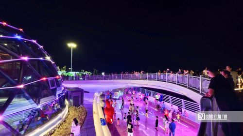 Địa điểm thu hút đông đảo người dân tới tham quan và chụp hình.