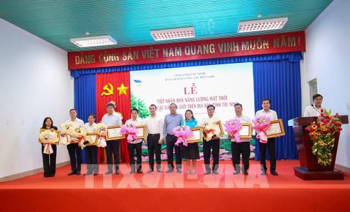 Đại diện các tập thể, cá nhân nhận Bằng khen của Chủ tịch UBND tỉnh Tây Ninh vì có thành tích đóng góp kinh phí thực hiện Chương trình “Chung tay thắp sáng biên giới”. Ảnh: Giang Phương - TTXVN