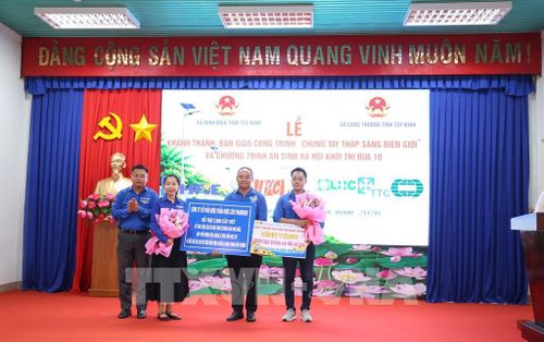 Đơn vị đồng hành trao tặng 1.000 quyển tập, 80 sổ tay và 2.000 cây viết cho Đoàn Thanh niên xã Ninh Điền, tỉnh Tây Ninh để trao tặng học sinh có hoàn cảnh khó khăn. Ảnh: Giang Phương - TTXVN