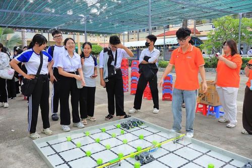 Các bạn trẻ được tham gia trải nghiệm STEM với các trạm Robotics do Trung tâm Phát triển Khoa học, Công nghệ và Tài năng trẻ, Trung ương Đoàn phối hợp với Tỉnh đoàn Đồng Tháp tổ chức, Ảnh: TTXVN phát