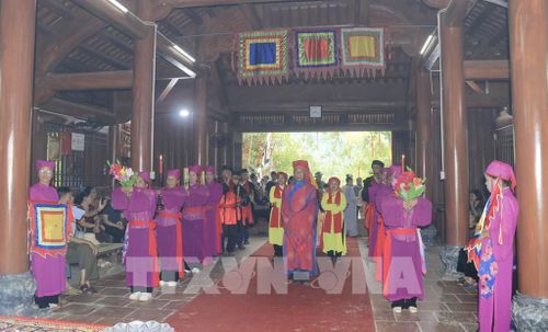 Thực hiện nghi thức tế lễ tại Đình Làng Dọc. Ảnh: Tuấn Anh - TTXVN 