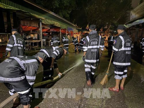 Các chiến sĩ chuẩn bị hệ thống nước để thau rửa toàn bộ chợ. Ảnh: Tiến Vĩnh – TTXVN 