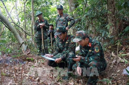 Đội Tìm kiếm, quy tập hài cốt liệt sĩ, Bộ Chỉ huy Quân sự tỉnh Khánh Hòa số hóa mộ liệt sĩ trước khi quy tập. Ảnh: Xuân Triệu - TTXVN