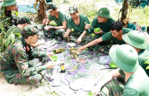 Bữa cơm giữa rừng sâu của Đội Tìm kiếm, quy tập hài cốt liệt sĩ, Bộ Chỉ huy Quân sự tỉnh Khánh Hòa. Ảnh: Xuân Triệu - TTXVN