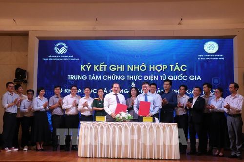 Trung tâm Chứng thực điện tử quốc gia và Sở Khoa học và Công nghệ thành phố Cần Thơ ký kết Biên bản ghi nhớ hợp tác thúc đấy phát triển chữ ký số. Ảnh: Thu Hiền - TTXVN
