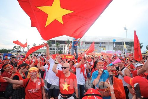 Người hâm mộ đến sân cổ vũ cho đội tuyển Việt Nam. Ảnh: Minh Quyết - TTXVN