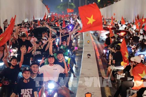 Dòng người đổ về các tuyến phố trung tâm ngày càng đông, Hà Nội có một đêm không ngủ ăn mừng chiến thắng của đội tuyển Việt Nam. Ảnh: Phạm Tuấn Anh - TTXVN