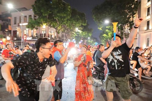 Người dân Thủ đô đổ ra khắp nẻo đường ăn mừng chiến thắng của đội tuyển Việt Nam. Ảnh: Lê Đông - TTXVN