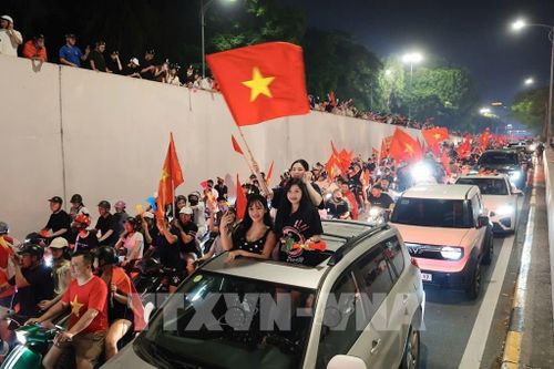 Dòng người đổ về các tuyến phố trung tâm ngày càng đông, Hà Nội có một đêm không ngủ ăn mừng chiến thắng của đội tuyển Việt Nam. Ảnh: Phạm Tuấn Anh - TTXVN