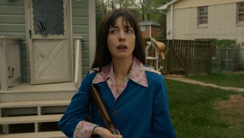 Anne Hathaway thể hiện hình ảnh người mẹ mạnh mẽ trong Ngày Tàn Của Phố Oak. Ảnh: NSX