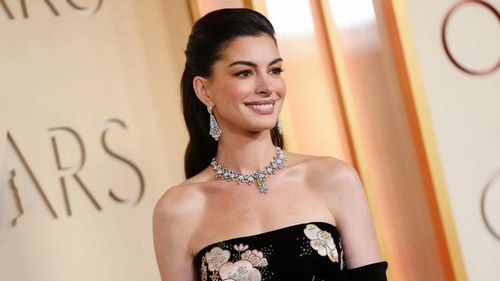 Mức cát-xê được cho là vượt qua cả Anne Hathaway cũng khiến một bộ phận khán giả tranh luận.