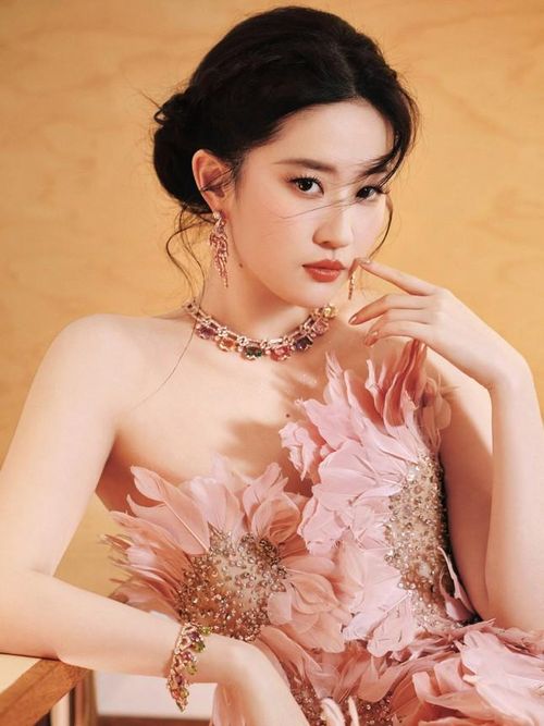 Ở tuổi 39, cô vẫn hoạt động ở cả lĩnh vực phim ảnh và thời trang, trong khi đời tư được giữ tương đối kín tiếng.