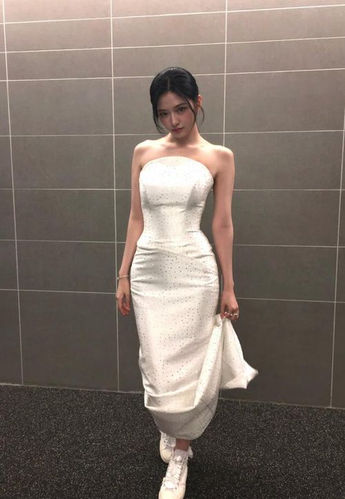 An Yu Jin lựa chọn kiểu tóc buộc đuôi ngựa gọn gàng, qua đó càng làm nổi bật đường nét gương mặt và phần cổ thanh thoát. 