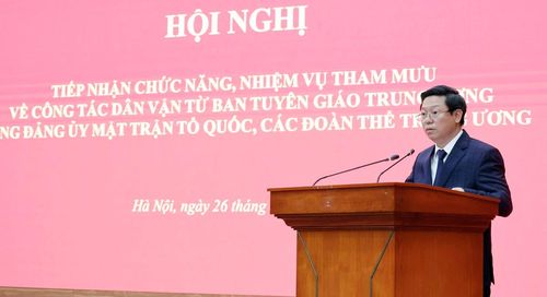 Ông Trần Thanh Lâm, Ủy viên TƯ Đảng, Phó Trưởng Ban Tuyên giáo Trung ương, đại diện Tổ công tác bàn giao, báo cáo tại hội nghị