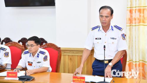 Đại tá Nguyễn Văn Tranh - Phó Tư lệnh Pháp luật Tư lệnh Vùng Cảnh sát biển 4 phát biểu ý kiến tại hội nghị