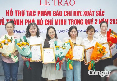 Tác giả Kim Sáng (Báo Công lý) - thứ 3 từ phải qua nhận Thư khen ở thể loại diễn đàn.