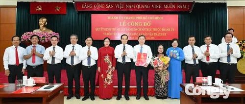 Các đồng chí Thường trực Thành ủy chúc mừng các tập thể nhận quyết định. Ảnh: Việt Dũng.