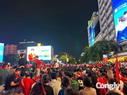Biển người vây kín Phố đi bộ Nguyễn Huệ.