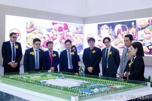 Đại biểu tham quan Tổ hợp chăn nuôi và chế biến gà xuất khẩu CPV Food Bình Phước trong khuôn khổ Lễ công bố xuất khẩu lô thịt gà chế biến đầu tiên của Việt Nam sang Hàn Quốc. 